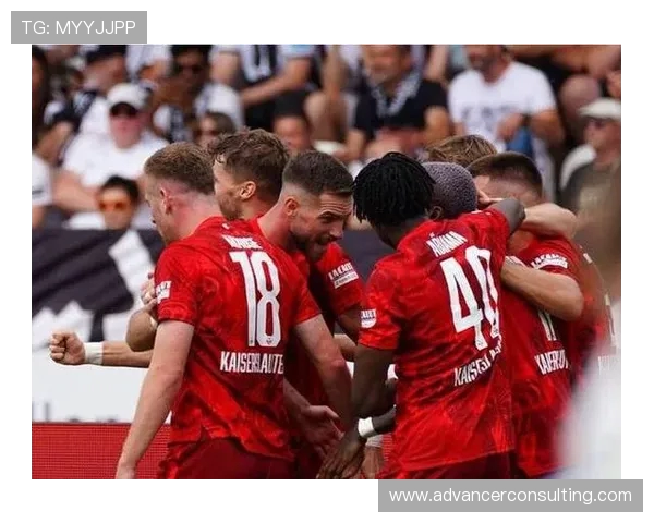 曼联迎战斯图加特期待重返巅峰展现强大实力与团队默契 曼联迎战斯图加特期待重返巅峰展现强大实力与团队默契